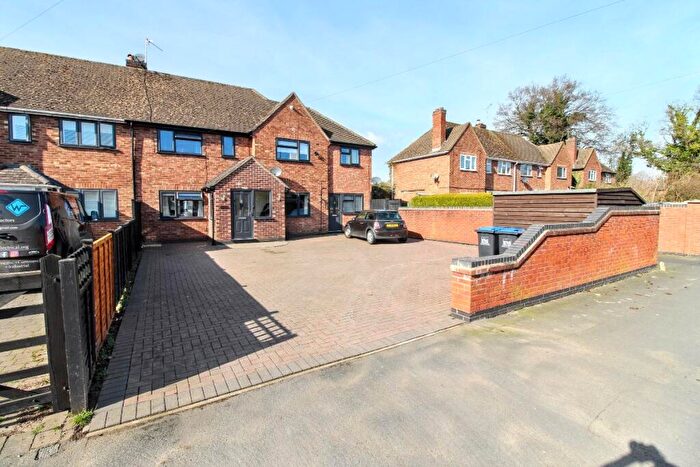 4 Bedroom Semi-Detached House For Sale In Stratford Road, Warwick, CV34