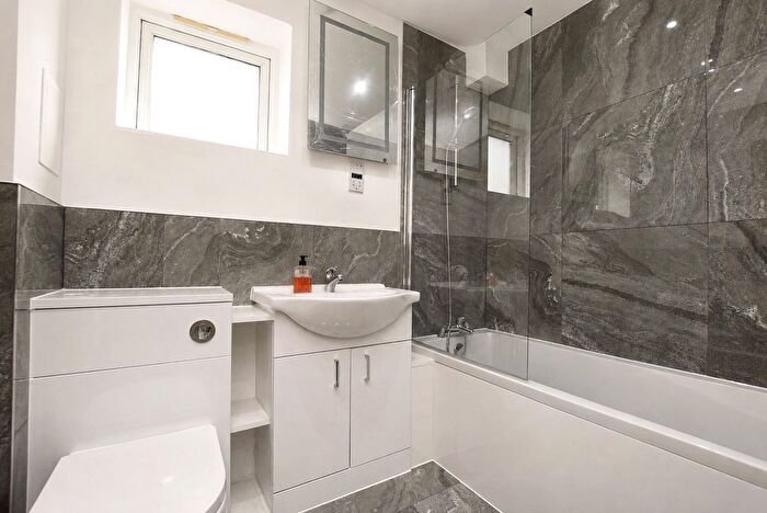 2 Bedroom Flat To Rent In Malt House Place, Romford, RM1