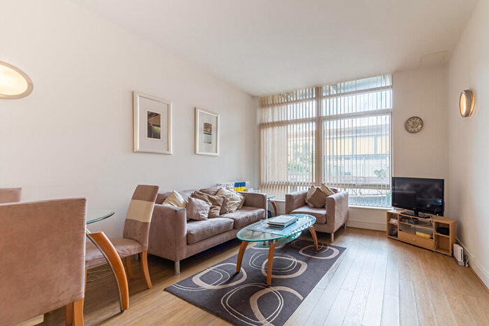 1 Bedroom Apartment To Rent In Gainsborough House, Canary Central, Canary Wharf, London, E14