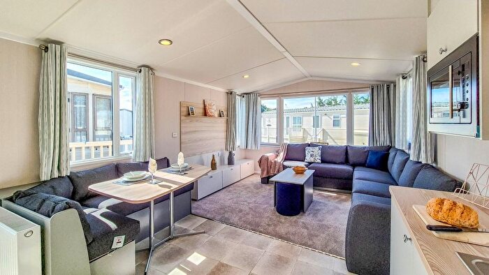 2 Bedroom Mobile/park Home For Sale In Carr Road, Felixstowe, IP11