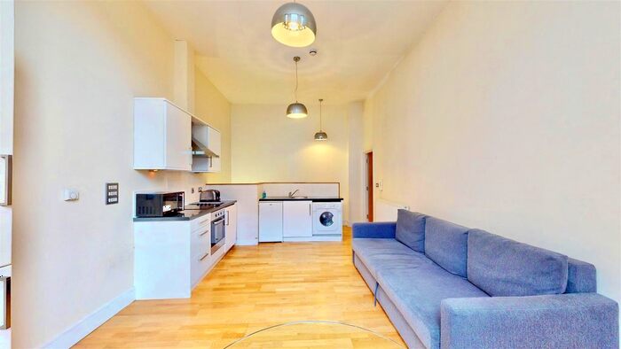 2 Bedroom Flat To Rent In Castletown Road, West Kensington, W14