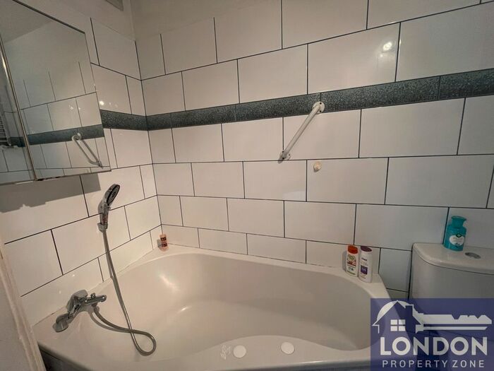 1 Bedroom Flat To Rent In Brentwick Gardens, Brentford, TW8