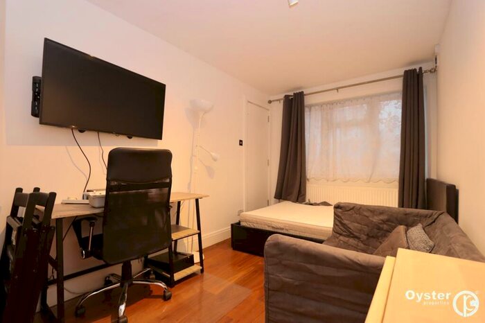 Studio To Rent In Betstyle Road, London, N11