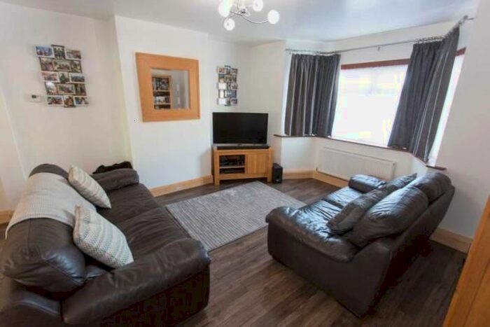 2 Bedroom Flat To Rent In Ryefield Avenue, Hillingdon, UB10