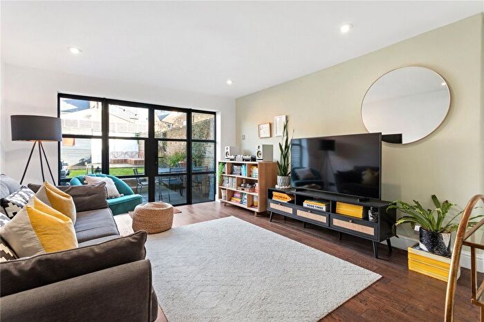 2 Bedroom Flat For Sale In Trevelyan Road, London, SW17