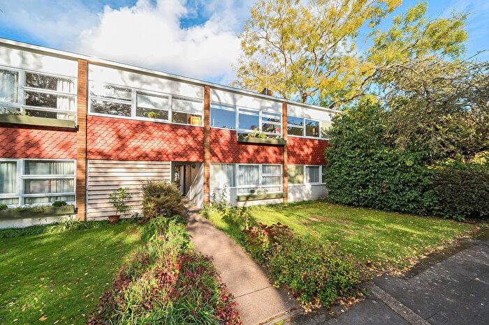 2 Bedroom Flat For Sale In Parkleys, Richmond, TW10