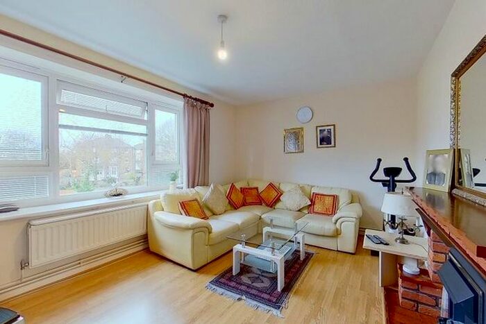 2 Bedroom Flat To Rent In Morris Gardens, Southfields, SW18