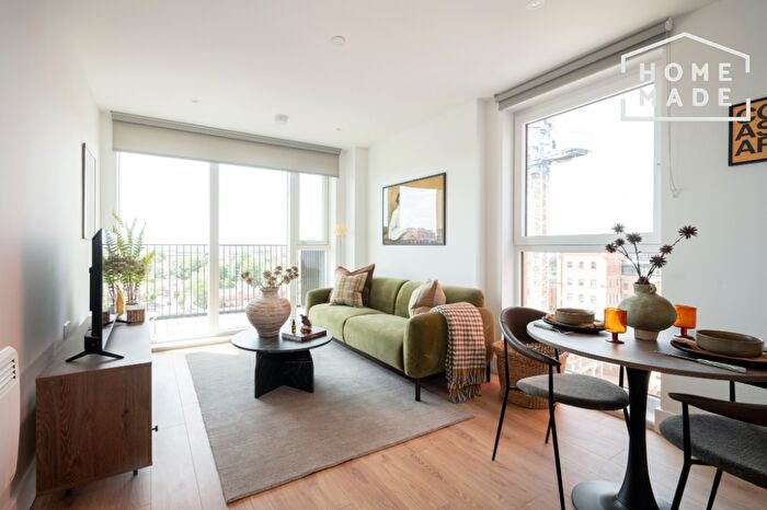 1 Bedroom Apartment To Rent In Refinery Square, Stoke Gardens, SL1