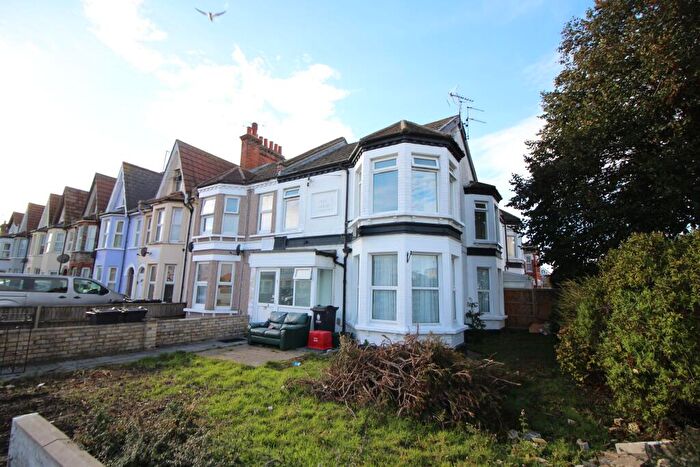 2 Bedroom Apartment For Sale In Hayes Road, Clacton-on-Sea, CO15