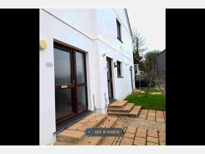 2 Bedroom Flat To Rent In Lee House, Penryn, TR10