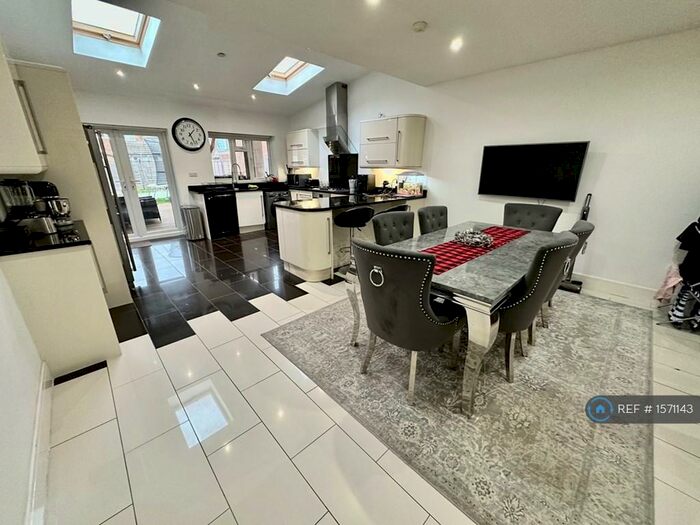 3 Bedroom Semi-Detached House To Rent In Landmark Row, Slough, SL3