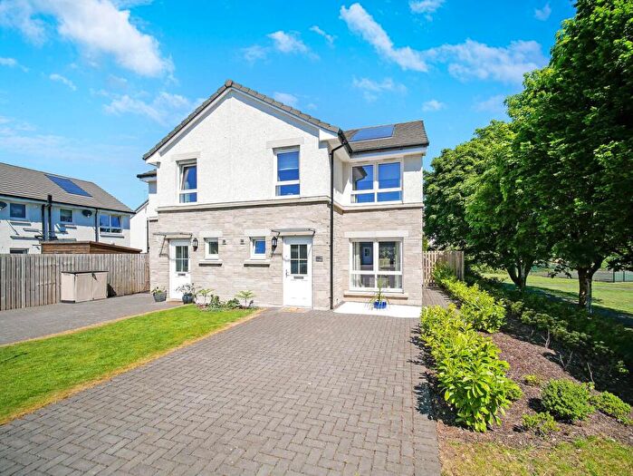 3 Bedroom Semi-Detached House For Sale In Lochwynd, Lochwinnoch, PA12