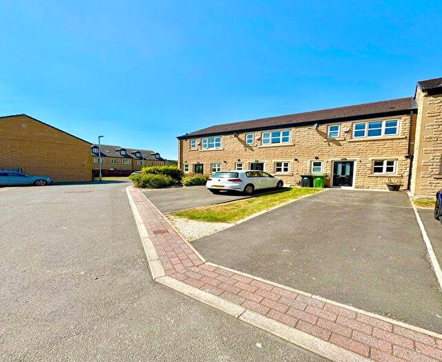 3 Bedroom Town House To Rent In Buttercup Drive, Cleckheaton, West Yorkshire, BD19