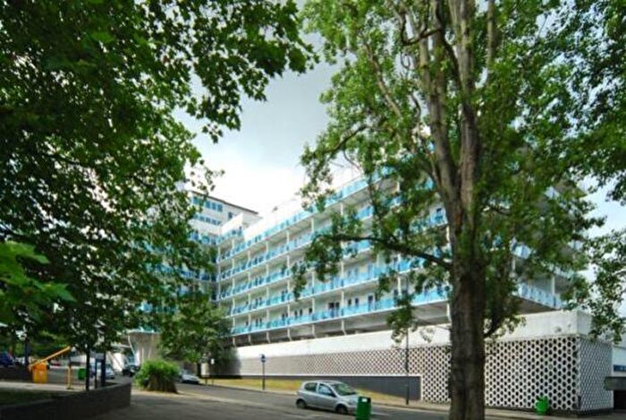 4 Bedroom Flat To Rent In Lyon Road, Harrow, Middlesex, HA1