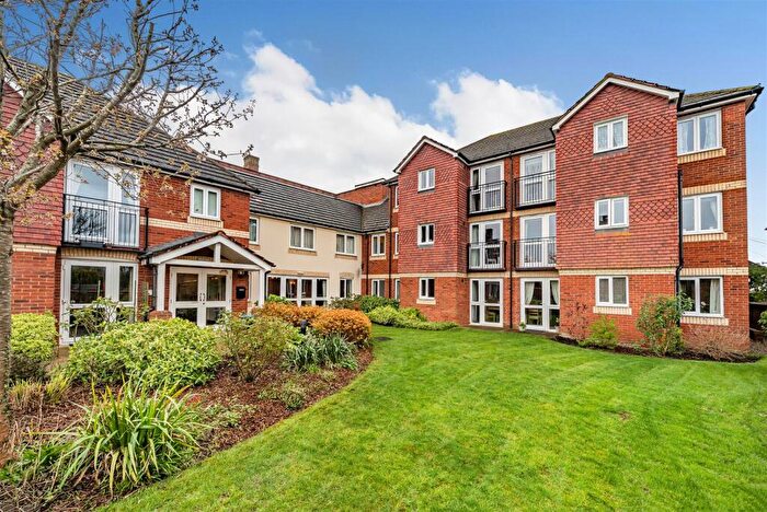 2 Bedroom Retirement Property For Sale In Hamlet Lodge, Gloucester, GL1