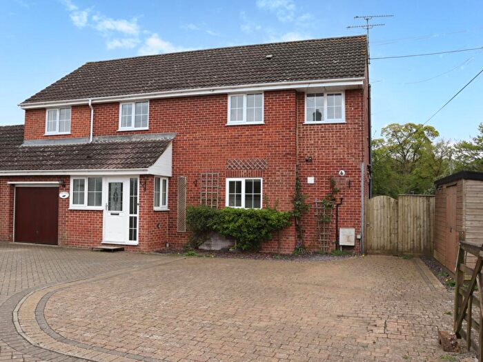 4 Bedroom Link Detached House For Sale In Calne Road, Lyneham, SN15