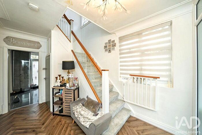 3 Bedroom Detached House For Sale In Bilston Lane, Willenhall, WV13