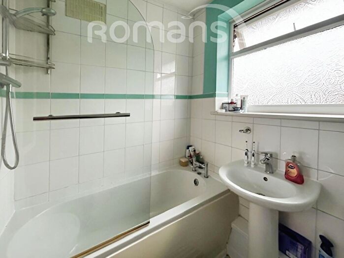 2 Bedroom Flat To Rent In Hillside, Maidenhead, SL6