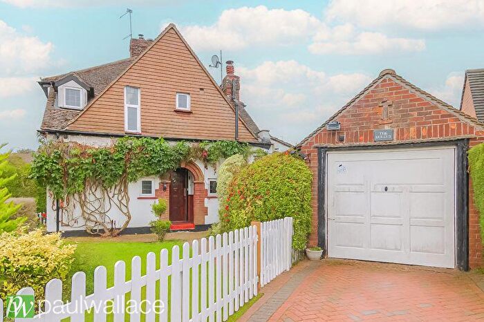 3 Bedroom Semi-Detached House For Sale In Newgatestreet Road, Goffs Oak, EN7