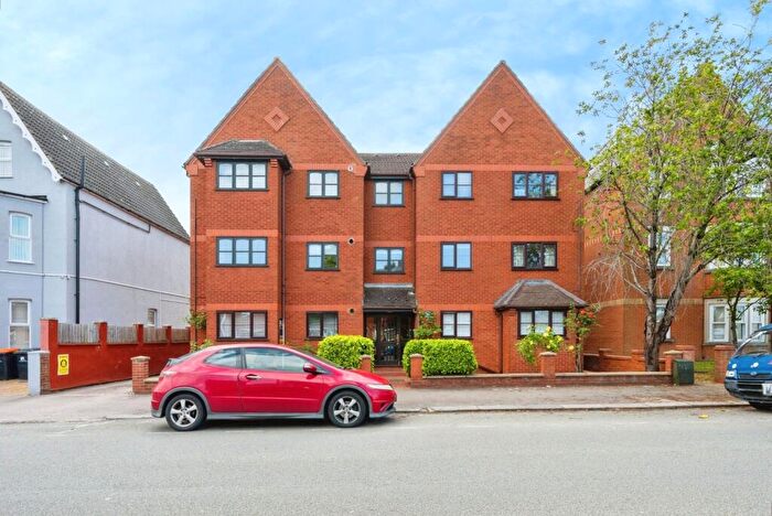 2 Bedroom Flat For Sale In Hurst Grove, Bedford, Bedfordshire, MK40