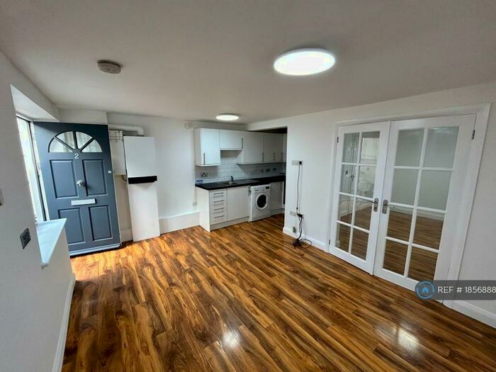 1 Bedroom Flat To Rent In Parrock Street, Gravesend, DA12