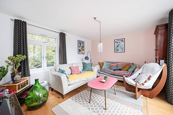 2 Bedroom Flat For Sale In Chambord Street, Bethnal Green, London, E2