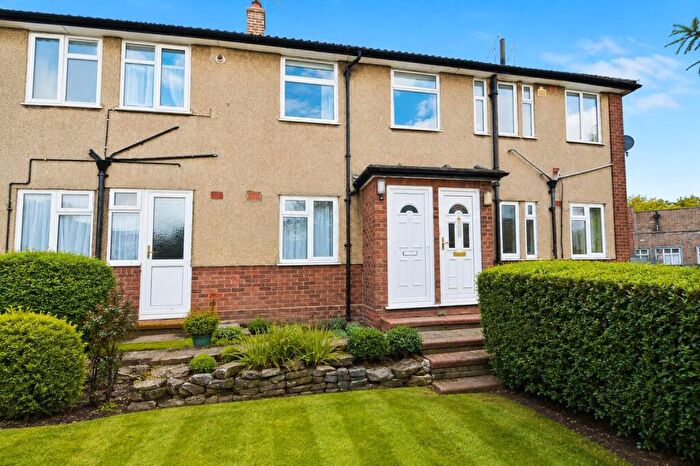 2 Bedroom Maisonette For Sale In Daws Lane, Mill Hill, NW7