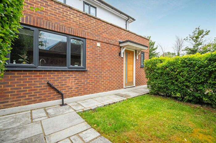 1 Bedroom Flat For Sale In The Beeches, Windsor, SL4