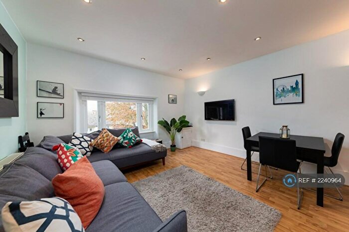 3 Bedroom Flat To Rent In Camden Road, London, N7