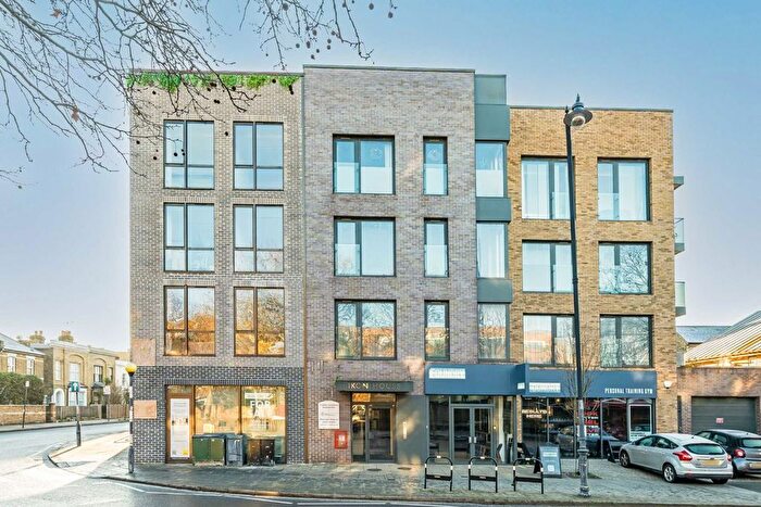 3 Bedroom Flat To Rent In East Hill, Battersea, SW18