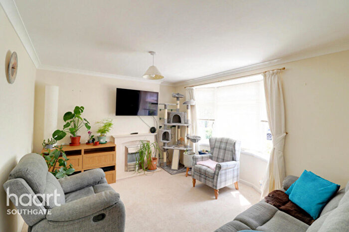 3 Bedroom Semi-Detached House For Sale In Tempest Avenue, Potters Bar, EN6