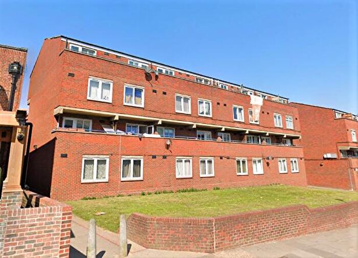 3 Bedroom Flat To Rent In Flat, Thornbury, Prince Of Wales Close, London, NW4
