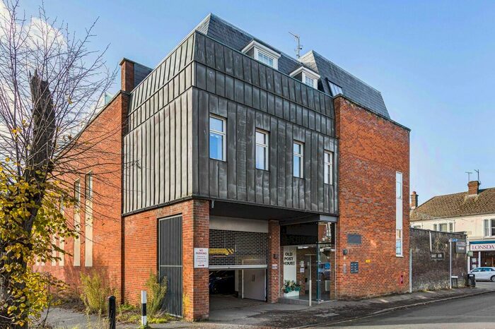 2 Bedroom Flat To Rent In Arden Grove, Harpenden, Hertfordshire, AL5