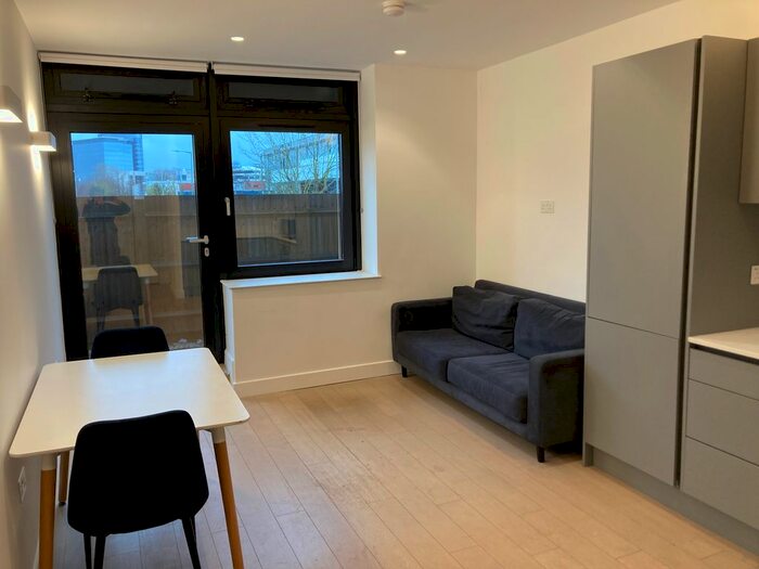 Studio To Rent In Very Near Gilette Corner, Brentford, TW8
