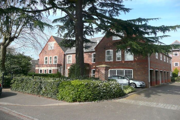 2 Bedroom Apartment To Rent In Garden Mews, Reading, RG30