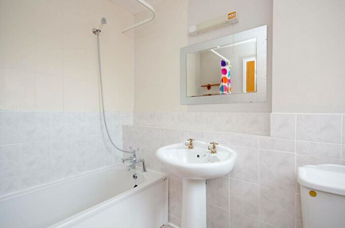 1 Bedroom Flat For Sale In Mulberry Court, Merrow, Guildford, GU4