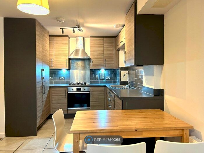 2 Bedroom Flat To Rent In Rosefield, London, N4