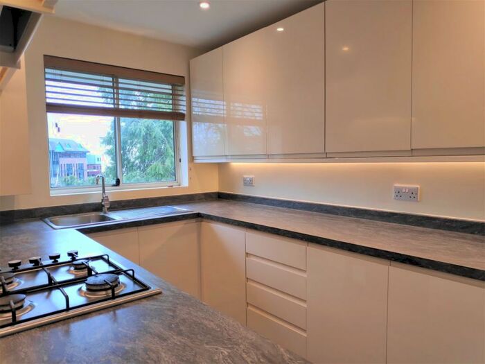 2 Bedroom Apartment To Rent In Somers Close, Reigate, RH2