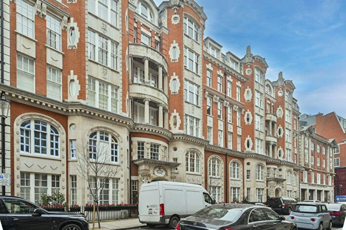 3 Bedroom Flat To Rent In Basil Street, Knightsbridge, London, SW3