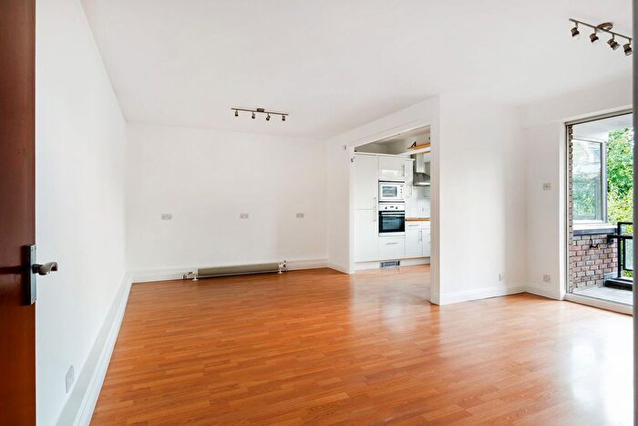 2 Bedroom Flat To Rent In Campden Hill Road, London, W8