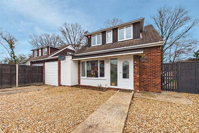 3 Bedroom Link Detached House For Sale In Lodge Grove, Yateley, Hampshire, GU46