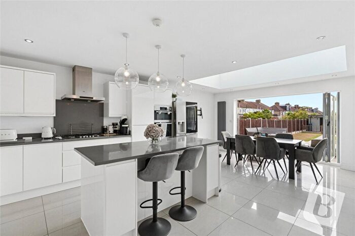 5 Bedroom Semi-Detached House For Sale In Wennington Road, Rainham, RM13