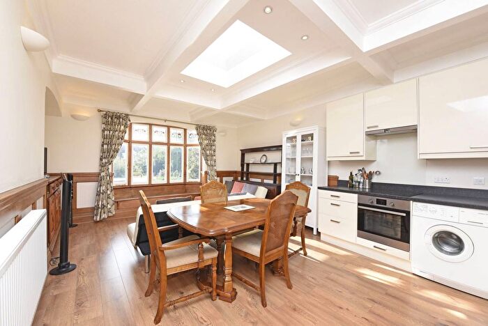 3 Bedroom Flat To Rent In Heythorp Street, Southfields, London, SW18