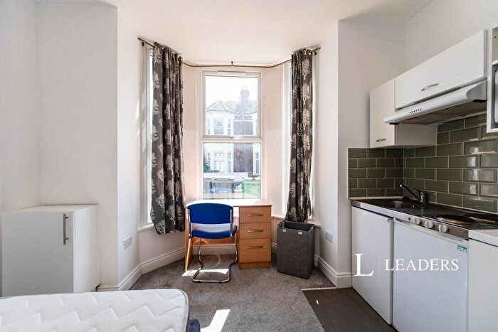 Flat To Rent In Worthing Road, Southsea, PO5