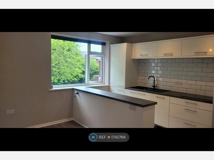 2 Bedroom Flat To Rent In Woodsmoor Lane, Stockport, SK2