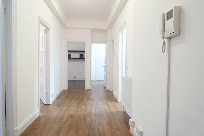 3 Bedroom Apartment To Rent In Georgian Court - Vivian Avenue, NW4