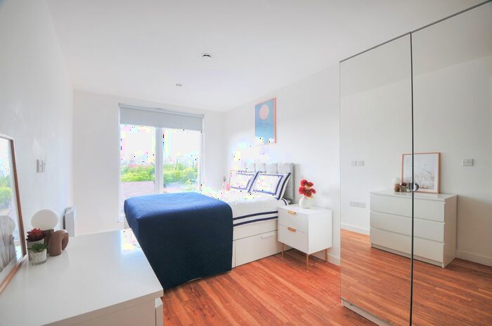 2 Bedroom Flat For Sale In Elmira Way, Salford, M5