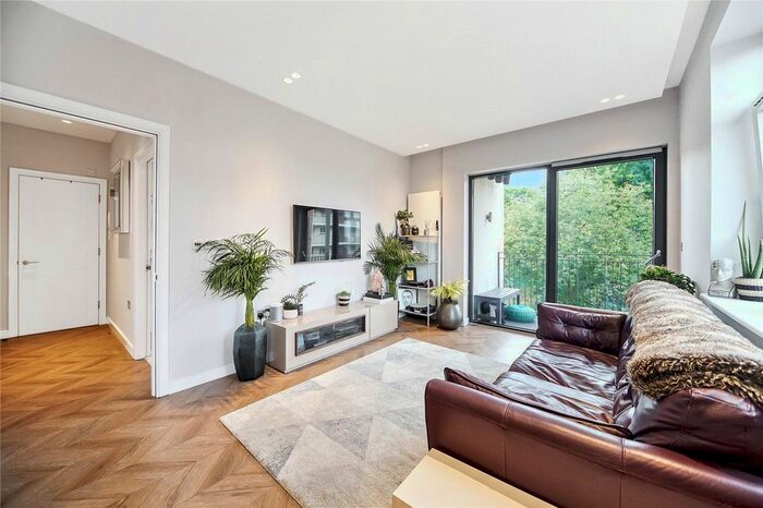 1 Bedroom Flat To Rent In Heather Close, Battersea, SW8