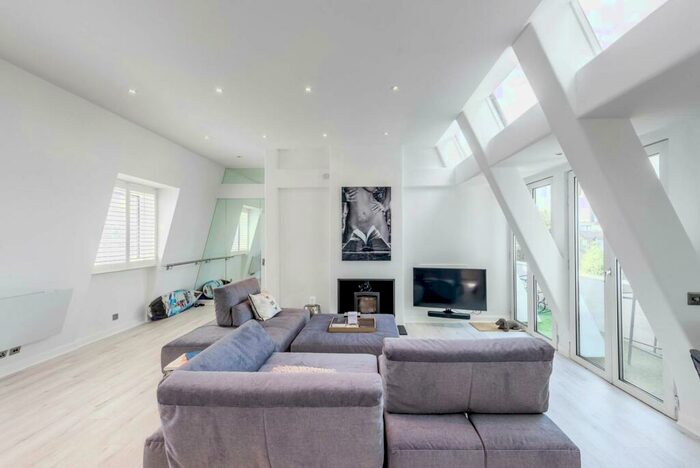 2 Bedroom Flat For Sale In Fulham Road, Chelsea, London, SW10