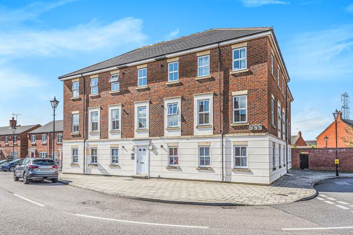 2 Bedroom Apartment To Rent In Kingsgate, Aylesbury, HP19